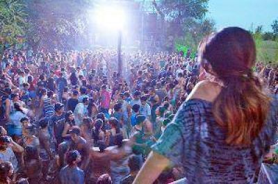 Con multitudinarias concentraciones arrancaron los bailes de carnaval
