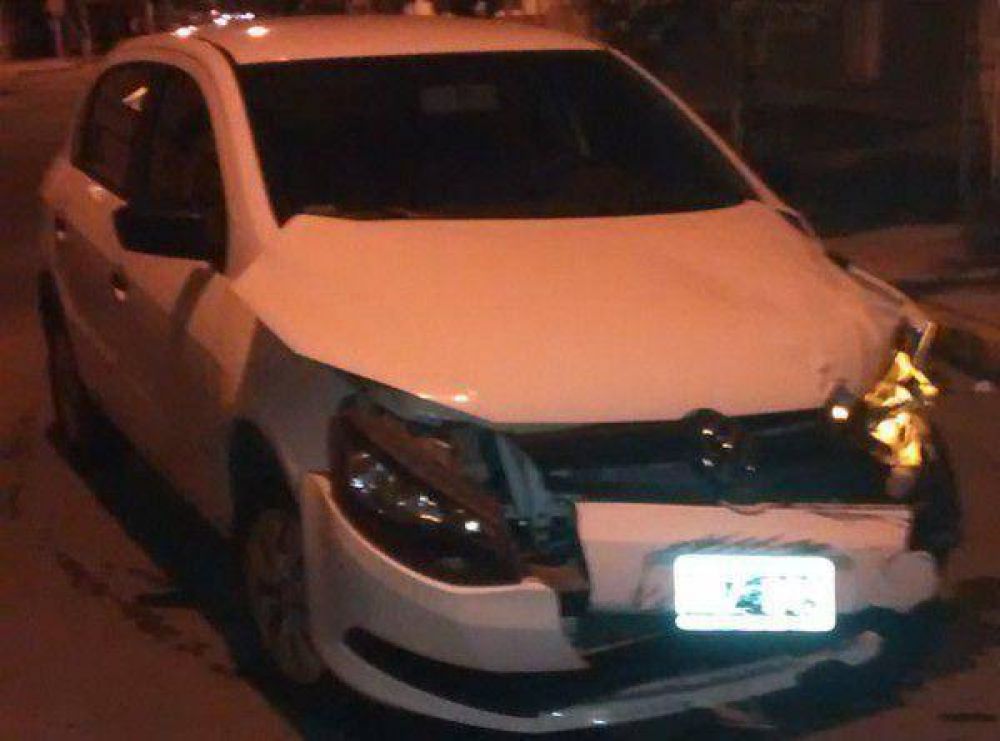 Quiso escapar de un operativo de tr�nsito y choc� contra un auto