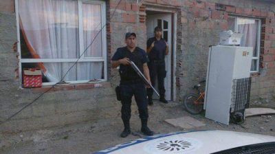 Secuestran chaleco antibalas de la Polic�a de Santa Cruz y equipo de comunicaci�n