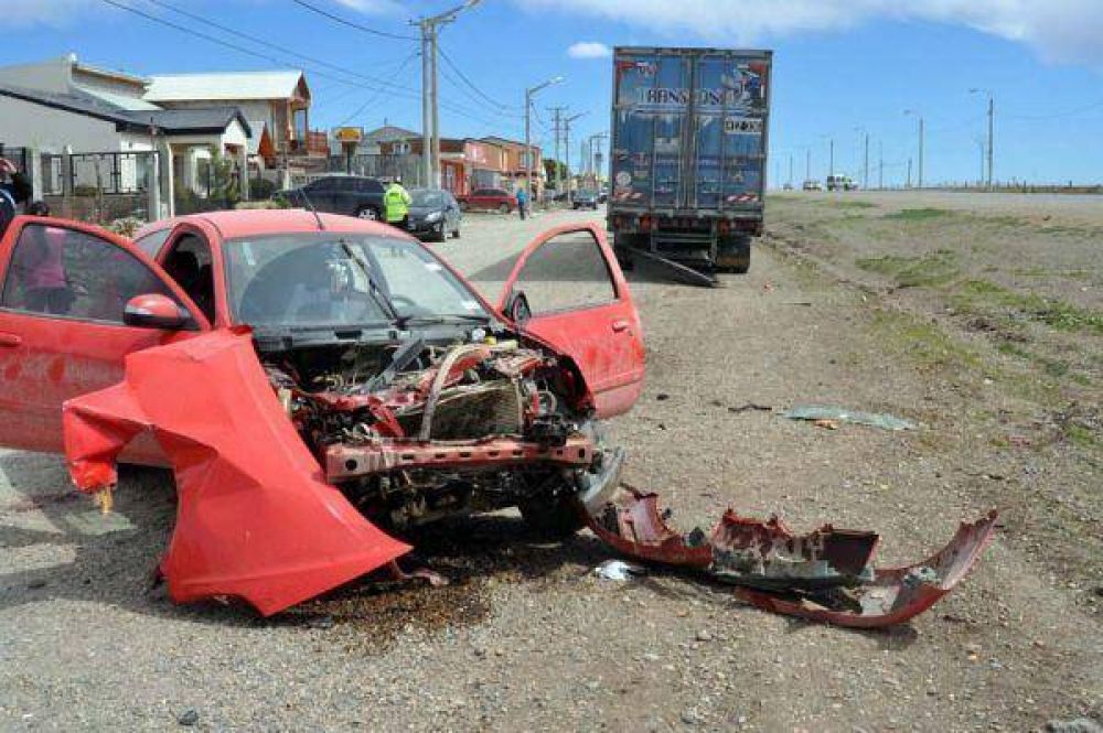 Tres hospitalizados dej� colisi�n entre auto y acoplado de cami�n