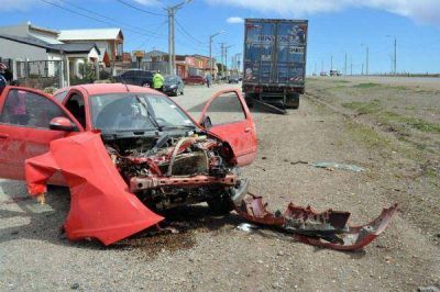 Tres hospitalizados dej� colisi�n entre auto y acoplado de cami�n