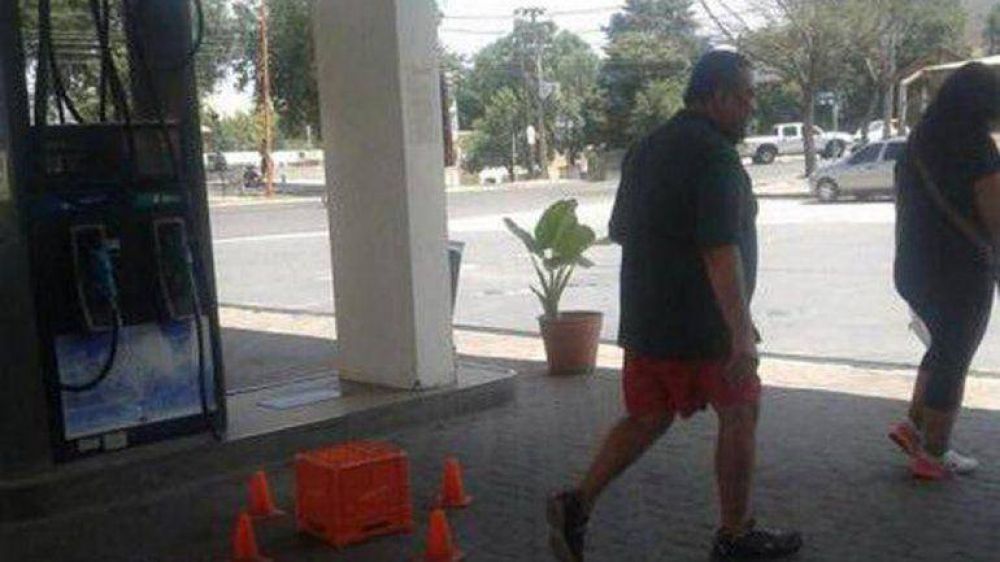 Apedrearon el hotel en el que se aloj� D'El�a durante sus vacaciones