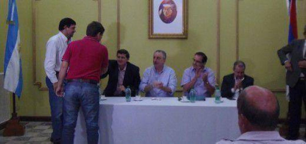 La Provincia entreg� cr�ditos para agilizar la cosecha tealera
