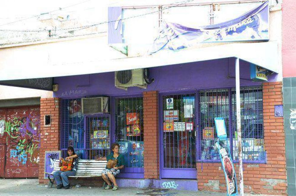 Asaltaron un kiosco en pleno centro de la ciudad y quemaron otro auto: no hay detenidos