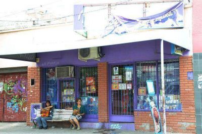 Asaltaron un kiosco en pleno centro de la ciudad y quemaron otro auto: no hay detenidos