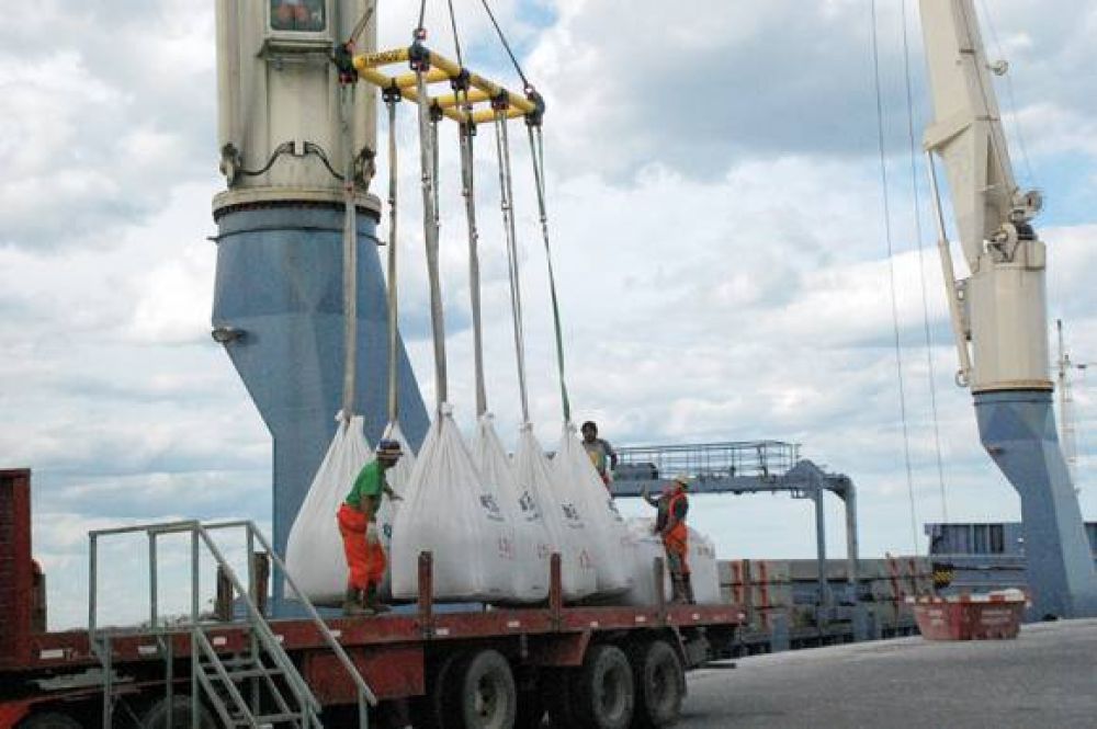 Buque carg� 4 toneladas de cemento en el puerto local con destino a Ecuador