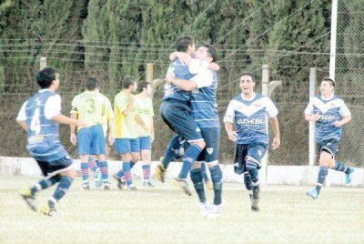 Villa entusiasm� y gan� en el debut