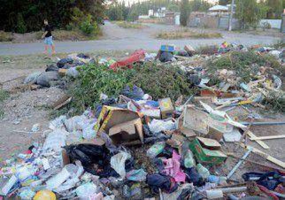Por un paro gremial, Plottier est� tapada de basura en la calle 