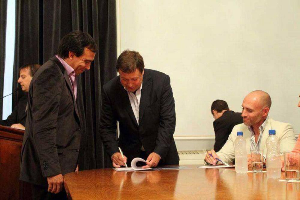 Weretilneck entreg� aportes, firm� contratos y convenios de inicio de obra con Municipios por m�s de $50.000.000