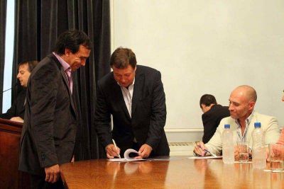 Weretilneck entreg� aportes, firm� contratos y convenios de inicio de obra con Municipios por m�s de $50.000.000