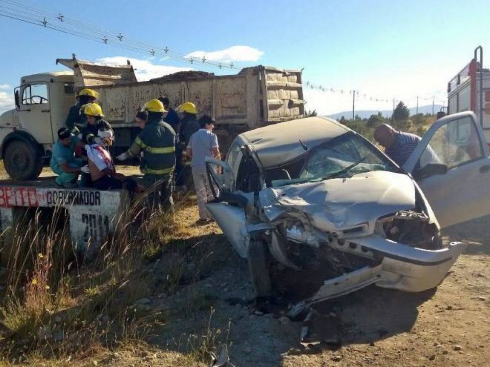 Fuerte choque entre un auto y un cami�n en la ruta de Circunvalaci�n