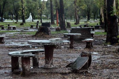 El tradicional sector de fogones del Parque de Mayo luce plagado de roturas y abandono