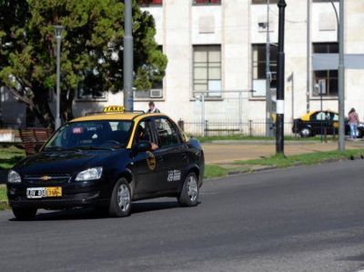 Tras el paro de taxistas, se restablece el servicio y los coches vuelven a circular por la ciudad