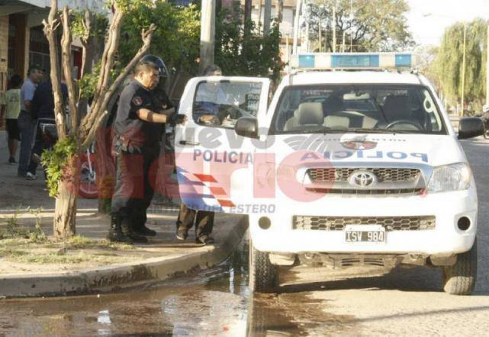 Desnudo y empu�ando un cuchillo, segu�a a menores