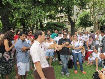 Beneficiarios del Procrear acampan frente a la municipalidad exigiendo el cumplimiento de obras