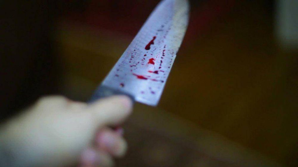 Joven muere acuchillado tras un accidente vial