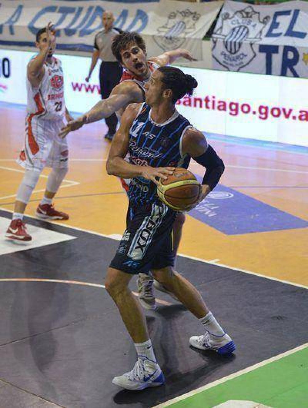 Se subi� a la punta con autoridad