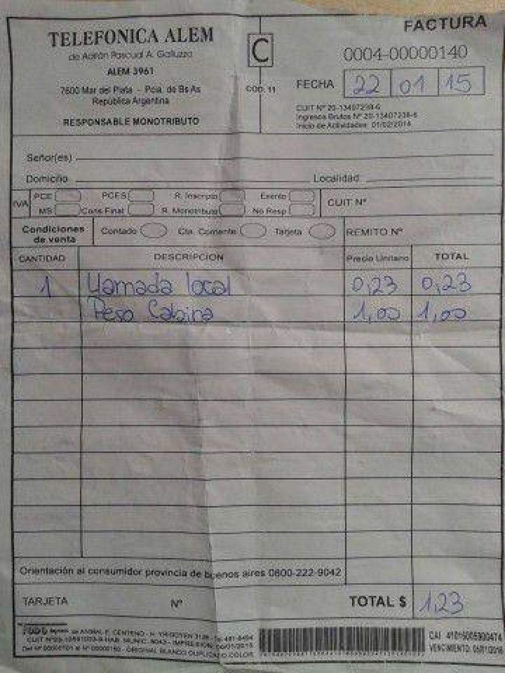 Cliente denuncia que una telef�nica cobra un peso por el uso de la cabina