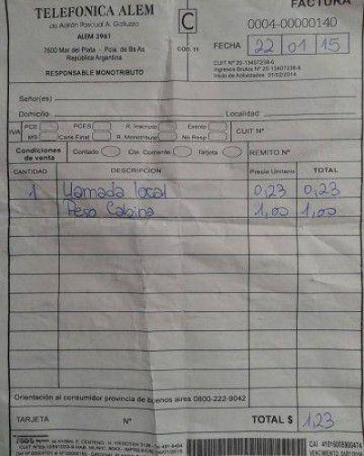 Cliente denuncia que una telef�nica cobra un peso por el uso de la cabina