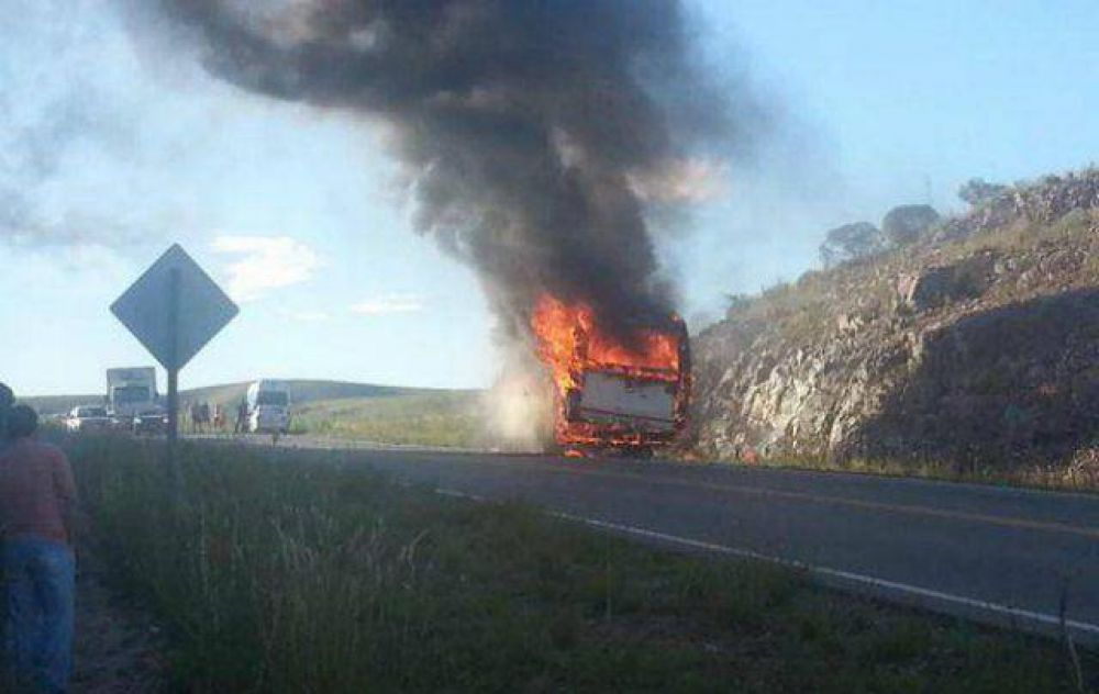Se incendi� un colectivo con turistas en Camino al Cuadrado