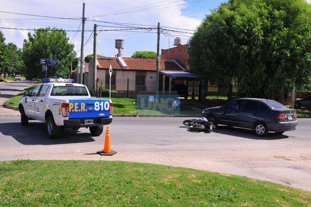 Un motociclista se fractur� tibia y peron� tras chocar con un auto