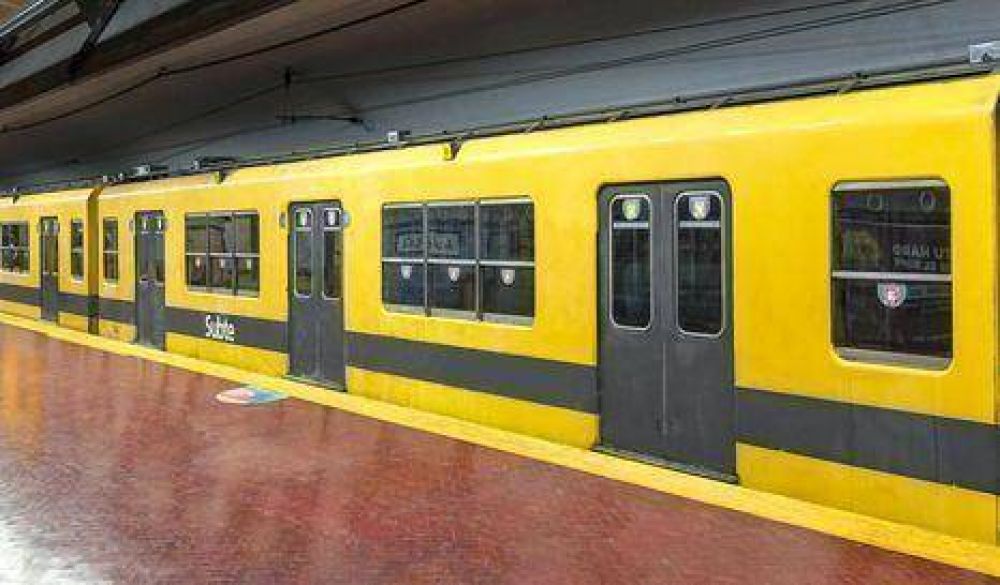 Limpian graffitis de toda la flota del subte