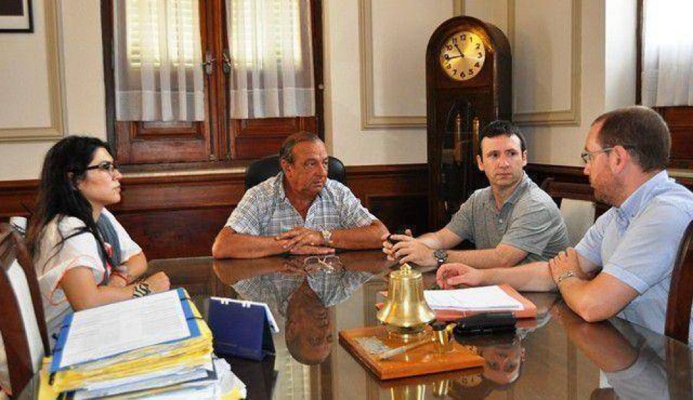 S�nchez con funcionario de la Escriban�a Provincial
