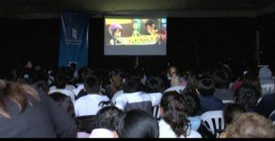 El cine m�vil contin�an recorriendo Tucum�n