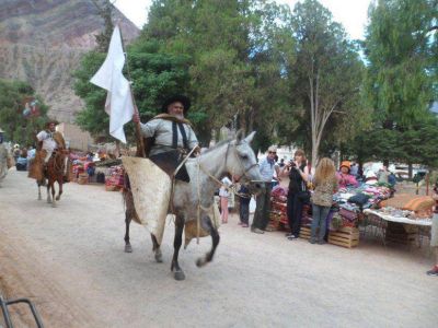 La Marcha Evocativa a caballo contin�a su paso