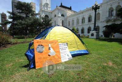 Sigue el acampe en el Municipio por tr�mites 