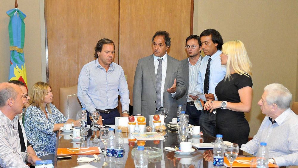 En una jugada previa al encuentro con docentes, Scioli anunci� un plan de mejora edilicia para las escuelas