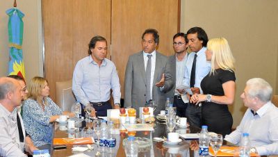 En una jugada previa al encuentro con docentes, Scioli anunci� un plan de mejora edilicia para las escuelas
