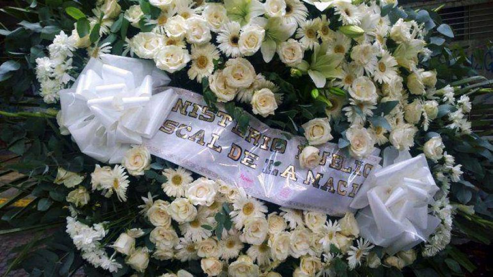 Destrozaron la corona que envi� Gils Carb� al velatorio de Nisman
