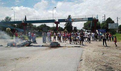  Tras la tormenta, vecinos de Juana Koslay cortaron la ruta denunciando obras mal hechas