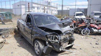Un choque entre dos autos dej� heridos y un sem�foro destrozado