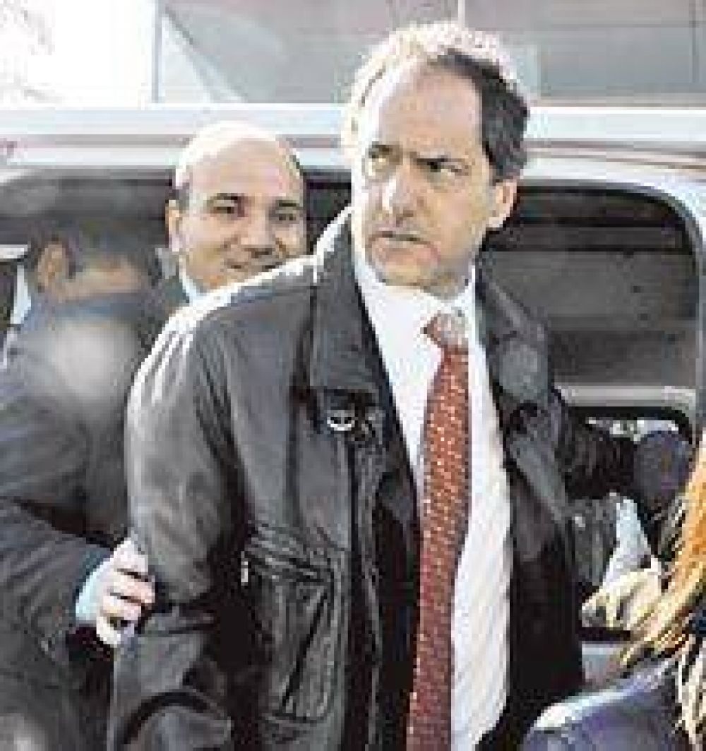 Scioli se despega de Kirchner y busca una nueva alianza con los intendentes