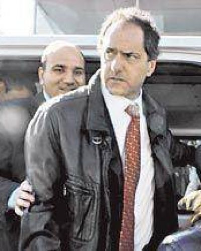 Scioli se despega de Kirchner y busca una nueva alianza con los intendentes