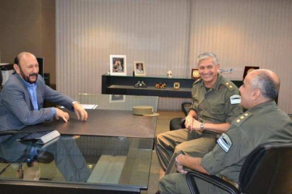 INSFR�N CON ALTOS OFICIALES DE GENDARMER�A NACIONAL