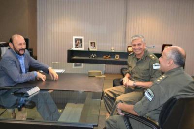 INSFR�N CON ALTOS OFICIALES DE GENDARMER�A NACIONAL