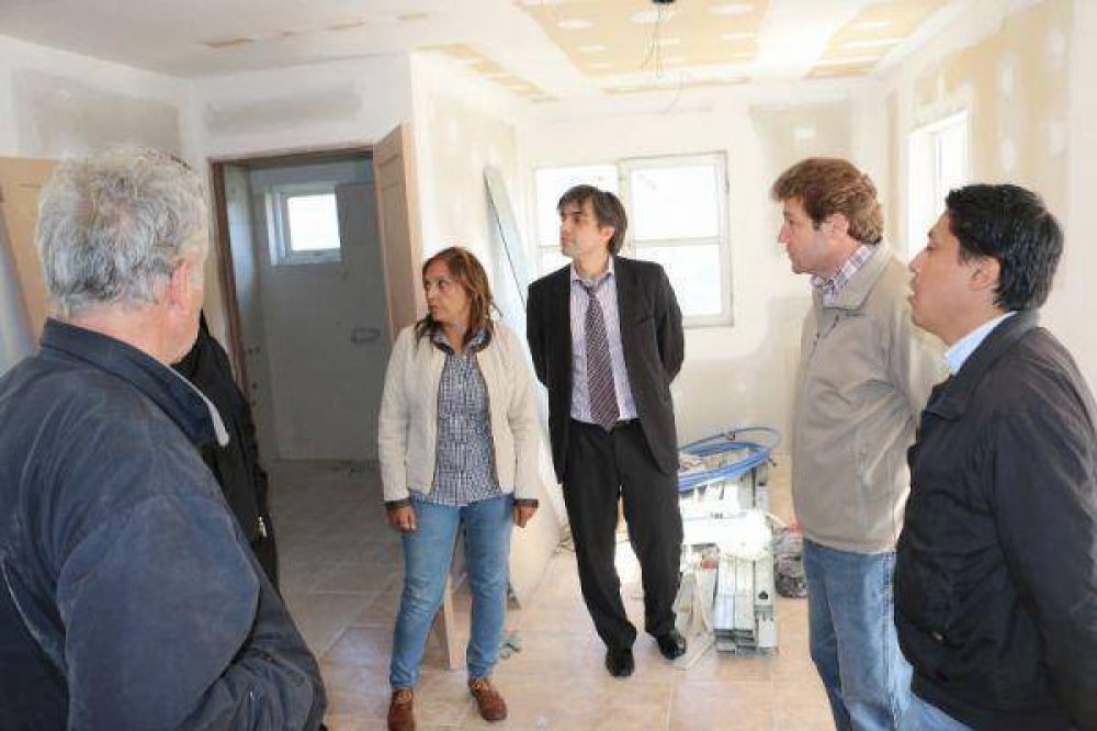 Melella, junto a Rojo, visit� la construcci�n del primer centro de salud en Chacra XIII