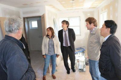 Melella, junto a Rojo, visit� la construcci�n del primer centro de salud en Chacra XIII