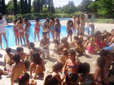 250 ni�os vivieron una jornada recreativa en las piletas municipales