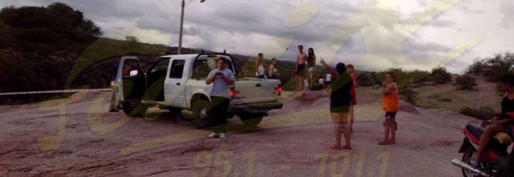 Personas se ba�aban en el R�o Los Sauces y se los llev� la creciente