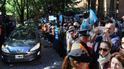 Nisman: el cortejo f�nebre lleg� al cementerio rodeado de aplausos y pedidos de justicia