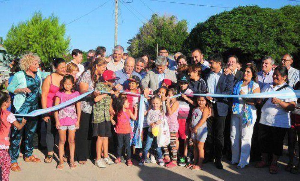 Poggi inaugur� 10 cuadras en el barrio Plan Lote Eva Per�n I de Villa Mercedes