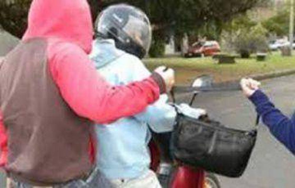 Motochorros interceptan y roban 20 mil pesos a otro motociclista