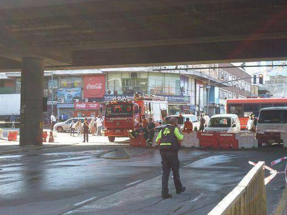 Puente Saavedra cortado por la rotura de un ca�o maestro de gas