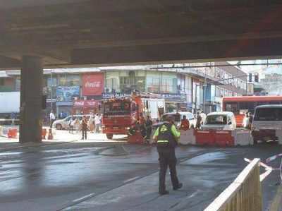 Puente Saavedra cortado por la rotura de un ca�o maestro de gas