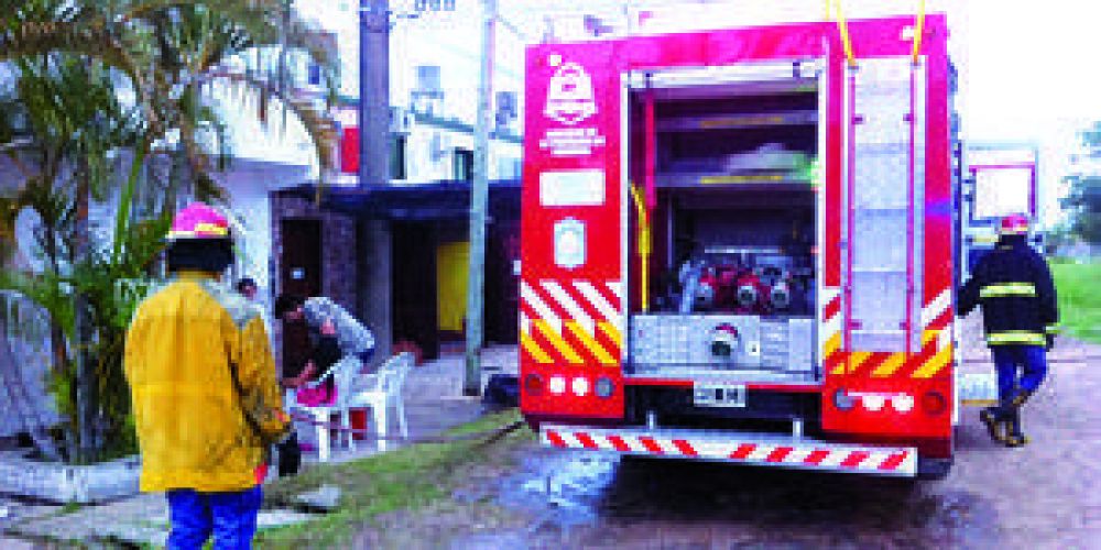 Malvivientes destrozan e incendian casa de reconocido mdico de la ciudad en su ausencia