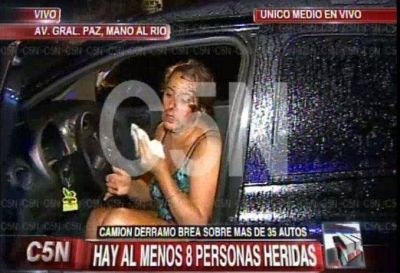 Varios autos cubiertos de cinta asf�ltica por un incidente en General Paz